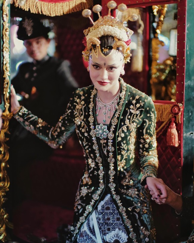 Tengku Natasya Adnan telah resmi dipersunting Pangeran Pahang dari Malaysia, Tengku Muhammad Iskandar pada Kamis, (24/10/2024) di Malaysia. Wanita berdarah Indonesia itu pun melangsungkan berbagai prosesi pernikahan dengan adat Jawa dan Melayu.Foto: Instagram @uyauyii_kittibun