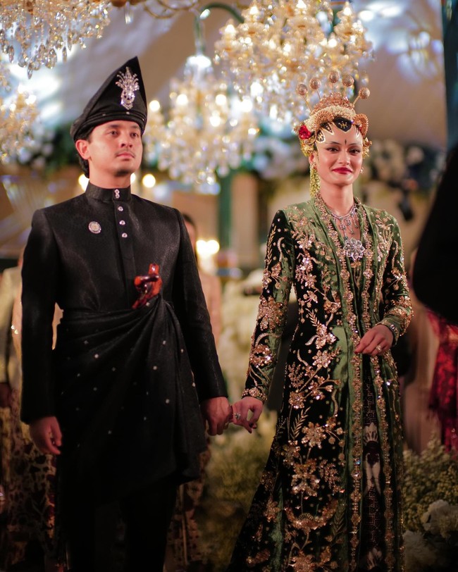 Dalam salah satu rangkaian pernikahannya, Tengku Natasya Adnan juga mengenakan kebaya rancangan desainer kenamaan Biyan berikut. Foto: Instagram @uyauyii_kittibun