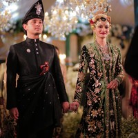 Dalam salah satu rangkaian pernikahannya, Tengku Natasya Adnan juga mengenakan kebaya rancangan desainer kenamaan Biyan berikut. Foto: Instagram @uyauyii_kittibun