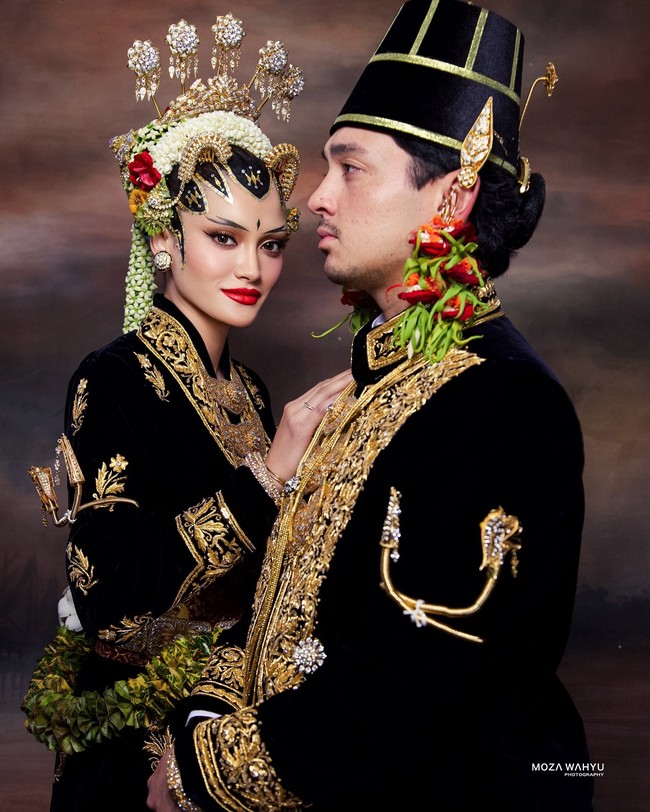 Dalam prosesi yang diadakan di Royal Ambarrukmo Yogyakarta Hotel tersebut, Tengku Natasya mengenakan kebaya pengantin dari Listiani Sintawati.  Foto: Instagram @movawahyu