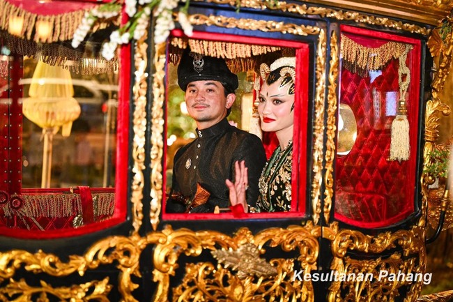 Sejak awal Tengku Natasya yang disebut keturunan Hamengkubuwono II dari ibunya itu memang banyak memasukkan unsur Jawa. Sebelum menikah, ia juga mengadakan pengajian dan midodareni dengan kebaya. Foto: Instagram Kesultanan Pahang