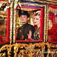 Sejak awal Tengku Natasya yang disebut keturunan Hamengkubuwono II dari ibunya itu memang banyak memasukkan unsur Jawa. Sebelum menikah, ia juga mengadakan pengajian dan midodareni dengan kebaya. Foto: Instagram Kesultanan Pahang