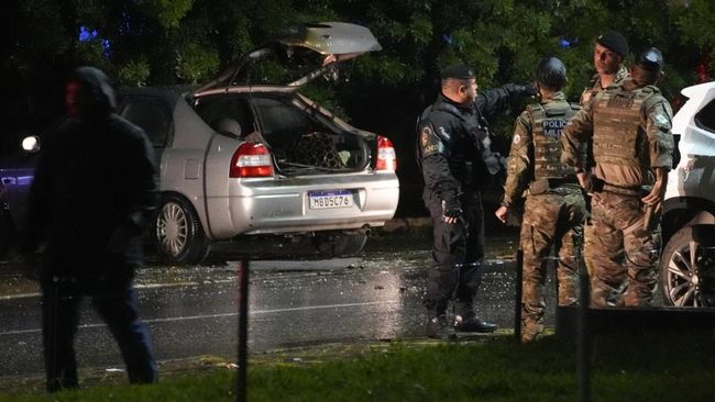 Personel kepolisian Brasil memeriksa sebuah mobil di luar gedung Mahkamah Agung usai ledakan mengguncang pada Rabu (13/11) malam
