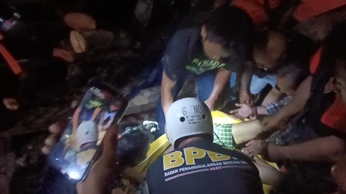 Petugas BPBD Gianyar mengevakuasi korban dan menangani pohon tumbang yang menimpa warung hingga mengakibatkan korban jiwa, Rabu (13/11/2024). (Istimewa)