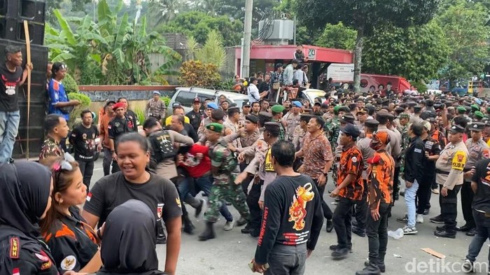 Petugas mengamankan massa yang sempat ricuh dalam debat pilbup Banjarnegara, Kamis (14/11/2024).