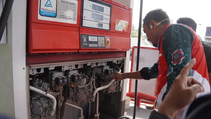 Petugas Pertamina saat melakukan sidak di SPBU. Foto diunggah Kamis (14/11/2024).