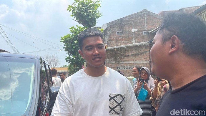 Ketum PSI Kaesang Pangarep kampanye bersama cawawali Solo nomor urut 2, Astrid Widayani, di Semanggi, Kamis (14/11/2024).