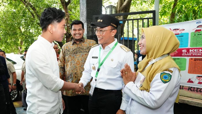 Pj Gubernur Sulsel Prof Zudan Arif Fakrulloh menyambut kedatangan Wapres Gibran Rakabuming Raka.
