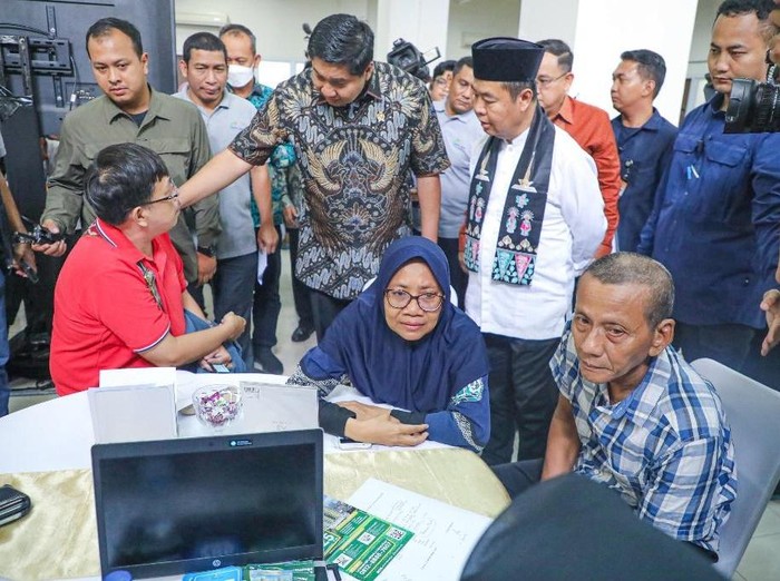 Pj. Gubernur Teguh Setyabudi mendampingi Menteri PKP Maruarar Sirait saat meninjau Open House Rusun Pasar Rumput, Jakarta Selatan
