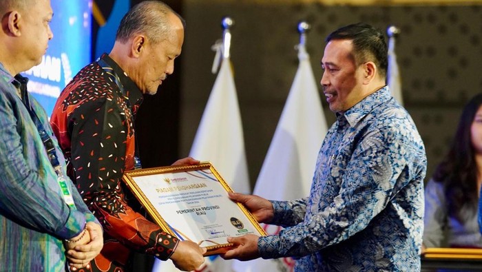 Pj Sekda Riau M Taufiq OH saat menerima anugrah. (Dok Diskominfotik Riau)