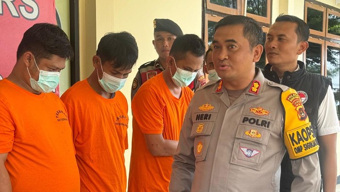Polisi menangkap 8 orang usai menggerebek kampung narkoba di Desa Pulau Kayu Aro, Muaro Jambi