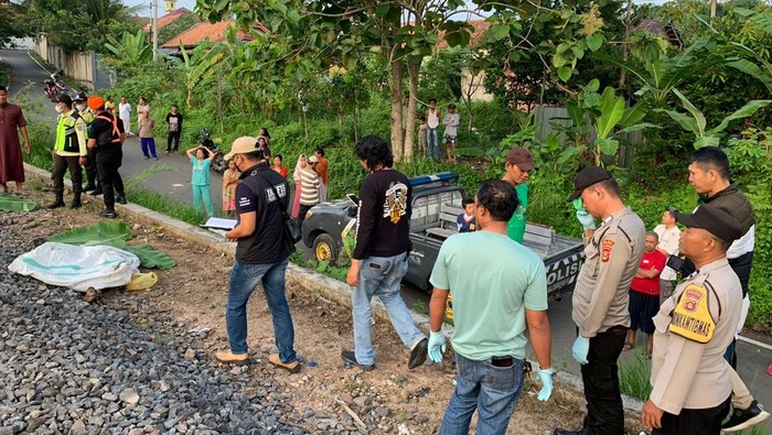 Polisi saat mendatangi lokasi pria di Prabumulih tertemper kereta api