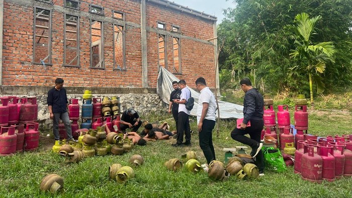 Polisi saat menggerebek gudang LPG oplosan di Jambi