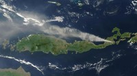 BMKG menyebutkan debu vulkanik letusan Gunung Lewotobi Laki-laki telah menyebar ke arah barat dan barat daya hingga ke Pulau Lombok di NTB, sementara BNPB mencatat jumlah pengungsi hingga Selasa (12/11) mencapai 13.116 jiwa tersebar di delapan titik pengungsian. (REUTERS/NASA WORLDVIEW)