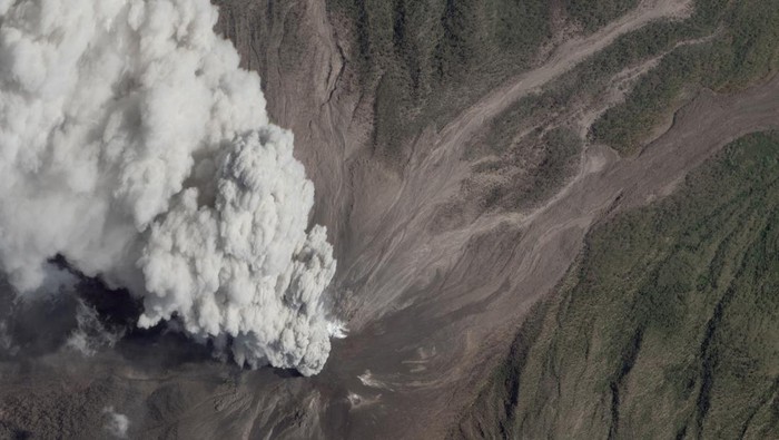 Potret Erupsi Gunung Lewotobi Laki-laki dari Satelit A satellite image shows a column of smoke spewing out of Mount Lewotobi Laki-Laki, East Nusa Tenggara province, Indonesia, November 13, 2024. 2024 Planet Labs Inc./Handout via REUTERS THIS IMAGE HAS BEEN SUPPLIED BY A THIRD PARTY. MANDATORY CREDIT