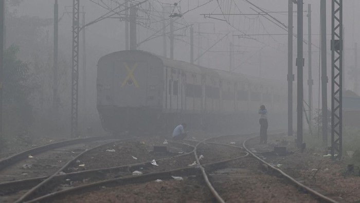 Traffic passes by on a road as the sky is enveloped with smog after Delhis air quality was classified as hazardous amidst severe air pollution, in New Delhi, India, November 14, 2024. REUTERS/Anushree Fadnavis
