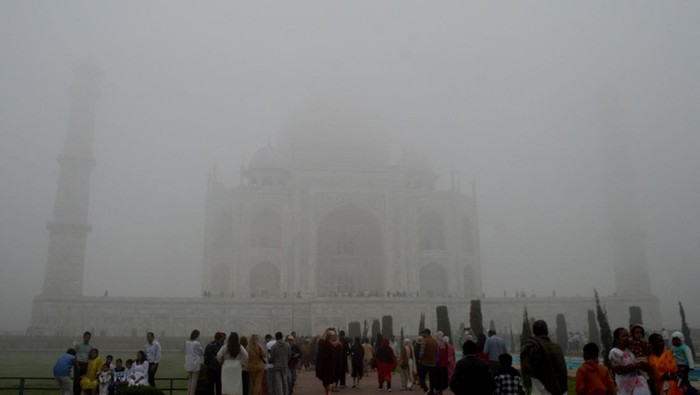 Traffic passes by on a road as the sky is enveloped with smog after Delhi's air quality was classified as 