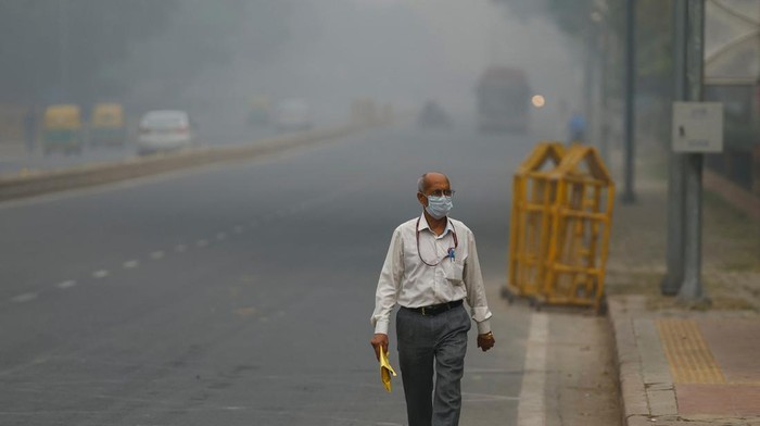 Traffic passes by on a road as the sky is enveloped with smog after Delhis air quality was classified as hazardous amidst severe air pollution, in New Delhi, India, November 14, 2024. REUTERS/Anushree Fadnavis
