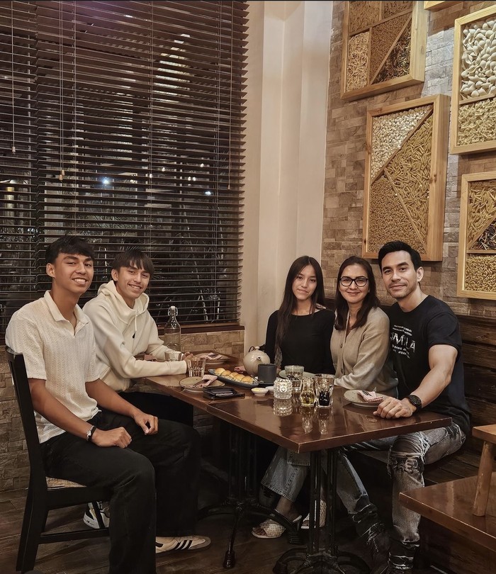 Potret Manis Darius Sinathrya Saat Makan Bareng Istri dan Anak
