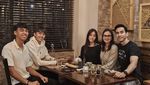 Potret Manis Darius Sinathrya Saat Makan Bareng Istri dan Anak