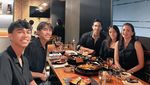 Potret Manis Darius Sinathrya Saat Makan Bareng Istri dan Anak