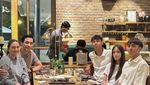 Potret Manis Darius Sinathrya Saat Makan Bareng Istri dan Anak