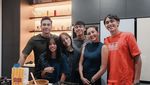 Potret Manis Darius Sinathrya Saat Makan Bareng Istri dan Anak