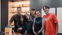 Tak hanya makan, bapak tiga anak itu juga sempat terlihat di dapur bersama keluarganya. Sepertinya mereka sedang membuat dessert brownies. Foto: Instagram @darius_sinathrya