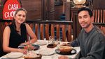 Potret Manis Darius Sinathrya Saat Makan Bareng Istri dan Anak
