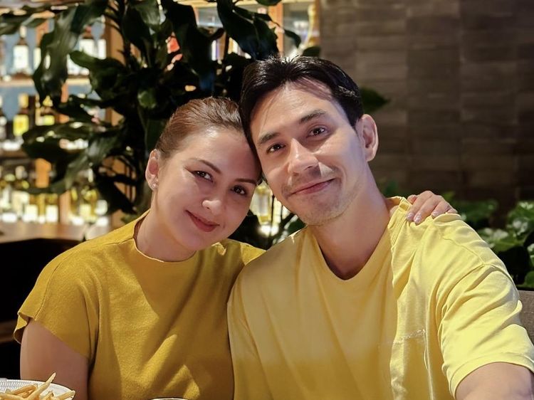 Potret Manis Darius Sinathrya Saat Makan Bareng Istri dan Anak