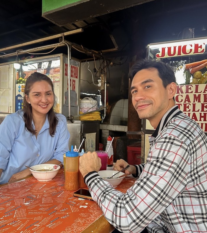 Potret Manis Darius Sinathrya Saat Makan Bareng Istri dan Anak