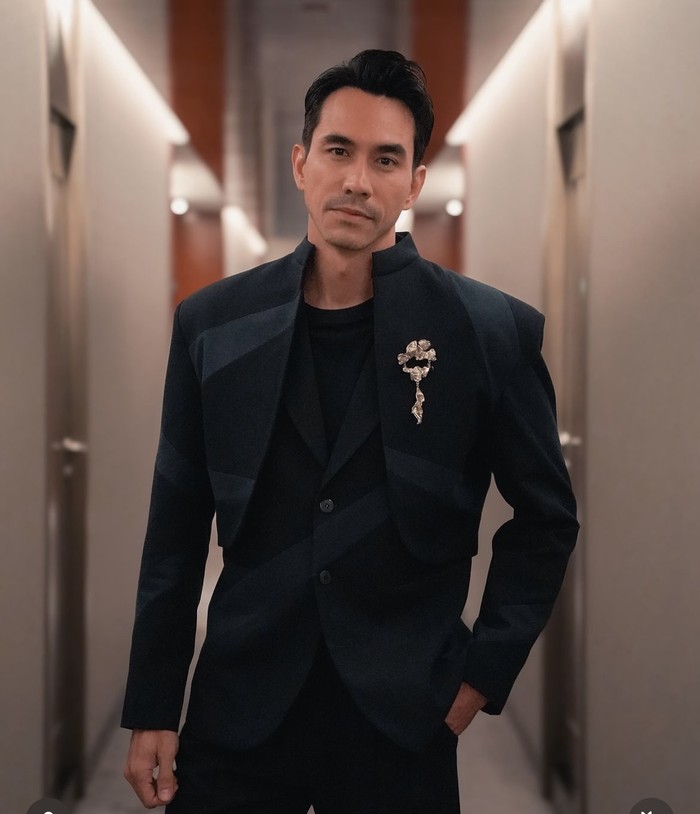 Potret Manis Darius Sinathrya Saat Makan Bareng Istri dan Anak