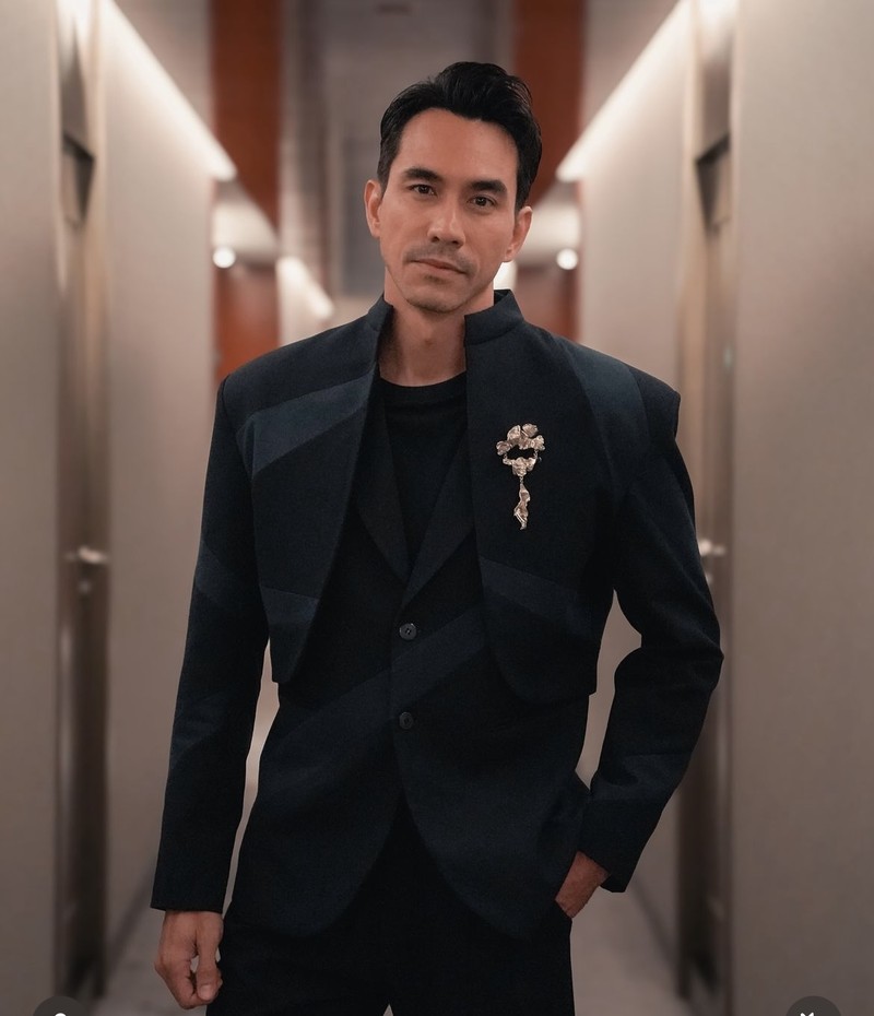 Potret Manis Darius Sinathrya Saat Makan Bareng Istri dan Anak