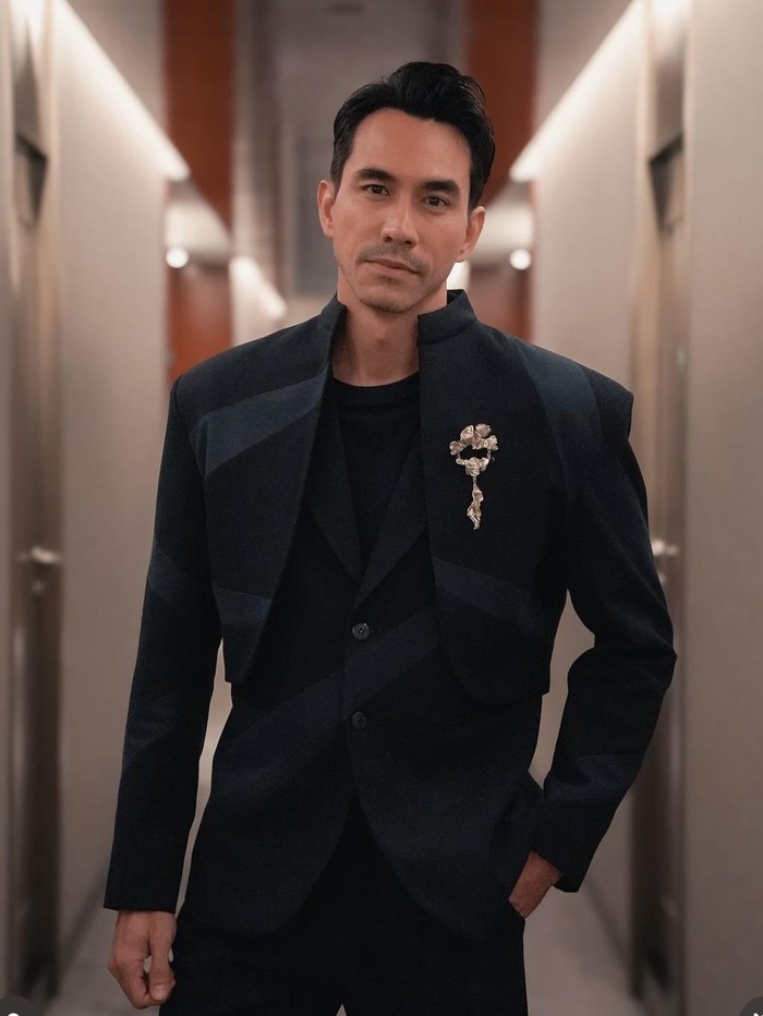 Potret Manis Darius Sinathrya Saat Makan Bareng Istri dan Anak