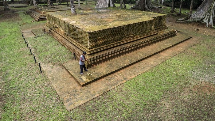 Foto udara petugas membersihkan areal inti situs Candi Koto Mahligai di Kawasan Cagar Budaya Nasional (KCBN) Muarajambi, Desa Danau Lamo, Muaro Jambi, Jambi, Kamis (14/11/2024). Situs candi yang sebelumnya berserakan di antara pohon-pohon tua berukuran besar sebelum tahun 2022 itu kini telah selesai dipugar dan diharapkan memperkaya narasi sejarah dan budaya tentang peradaban tua di kawasan situs Buddha seluas 3.981 hektare atau terluas di Asia Tenggara tersebut. ANTARA FOTO/Wahdi Septiawan/nym.