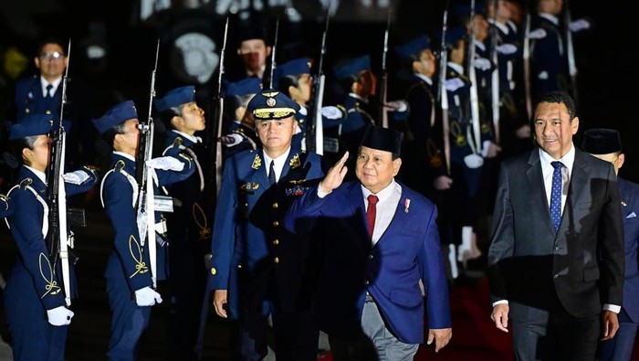 Prabowo tiba di Pangkalan Militer Angkatan Udara Grupo 8 Alar, Bandara Internasional Jorge Chavez, Lima, Peru, pada Rabu (13/11 ) pukul 22.35 waktu setempat.