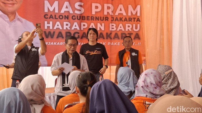 Pramono Anung menyapa warga Simprug, Jakarta Selatan (Taufiq Syarifudin/detikcom)