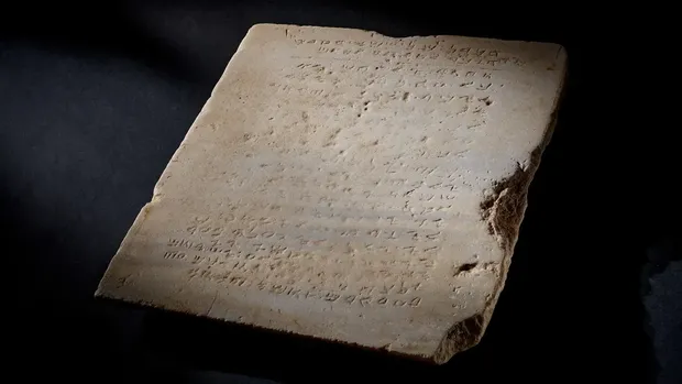 Prasasti batu tertua yang memuat Sepuluh Perintah Allah dapat terjual hingga $2 juta dalam lelang pada bulan Desember. (Dok. Sotheby's via CNN Internasional)