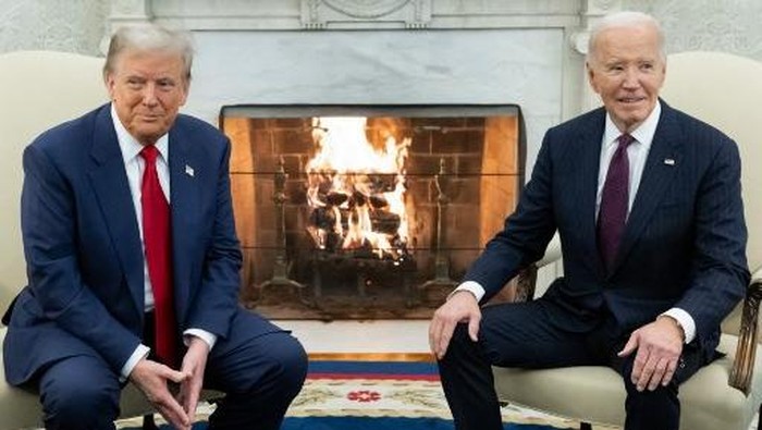 Presiden AS Joe Biden bertemu dengan Presiden terpilih AS Donald Trump di Ruang Oval Gedung Putih di Washington, DC, pada 13 November 2024. Trump berterima kasih kepada Biden karena menjanjikan pengalihan kekuasaan yang lancar saat kandidat Republik yang menang itu melakukan kunjungan bersejarah kembali ke Gedung Putih pada hari Rabu. (Foto oleh SAUL LOEB / AFP)