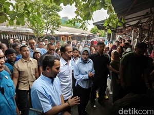 Jokowi Blusukan ke Pasar Bareng Kandidat Pilwalkot Solo Respati-Astrid