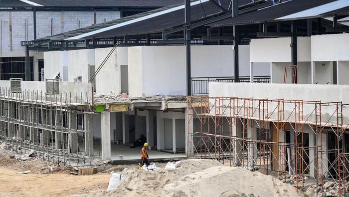 Progres Revitalisasi Pasar Anyar Tangerang Pekerja berjalan di proyek revitalisasi Pasar Anyar, Kota Tangerang, Banten, Kamis (14/11/2024). Progres revitalisasi Proyek Strategis Nasional (PSN) tersebut mencapai 65 persen dan diperkirakan mundur dari target penyelesaian yaitu dari rencana selesai Desember 2024 menjadi Maret 2025. ANTARA FOTO/Sulthony Hasanuddin/rwa.