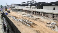 Pekerja dan alat berat sedang melakukan revitalisasi Pasar Anyar, Kota Tangerang, Banten, Kamis (14/11/2024).