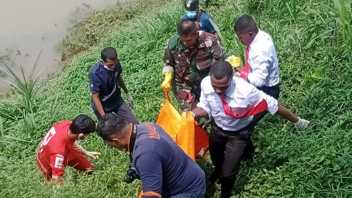 Proses evakuasi mayat berkaus merah di Sungai Citanduy Banjar