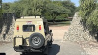Begitu tiba di Sir Bani Yas, kami langsung mengendarai mobil safari yang bisa muat untuk sekitar 12 penumpang. 