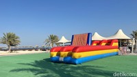 Di pantai Sir Bani Yas ada beberapa atraksi atau permainan untuk pengunjung. 