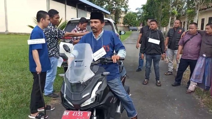 Rekonstruksi memperlihatkan tersangka mengendarai sepeda motor dan menabrak korban. (Foto: Istimewa)