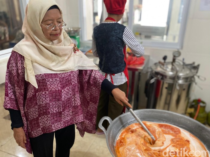 Rendang Oma Keenan, sosok pensiunan yang sukses menjual rendang sampai masuk pasar ekspor Selandia Baru.