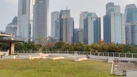 Kawasan Stadion Utama Gelora Bung Karno (SUGBK) selain jadi tempat olahraga, juga jadi kawasan buat nongkrong masyarakat Jakarta. Salah satun spotnya ada di rooftop Sentosa Senayan. (Lugas/detikTravel)