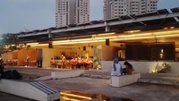 Jika ingin bersantai sambil minum kopi, di area rooftop ini juga terdapat coffee shop The Wolf Espresso. Jadi pengunjung nggak perlu khawatir kalau mau jajan. (Lugas/detikTravel)