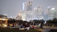 Untuk akses ke rooftop Sentosa Senayan cukup mudah. Sesampainya traveler di area gedung parkir elevated A SUGBK, kalian bisa menggunakan lift ke lantai 4. Lalu, tinggal berjalan ke luar untuk menuju area terbuka restoran dimsum dan seafood ini. (Lugas/detikTravel)